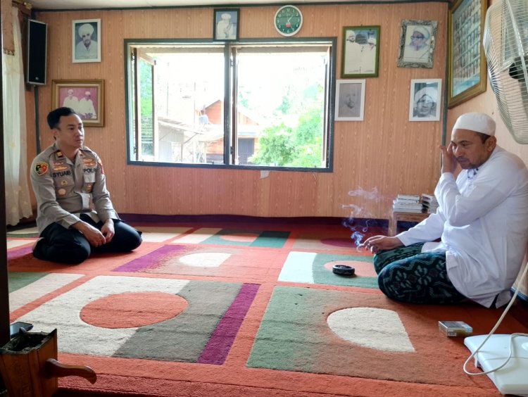 Kapolsek Cempaka Bersama Anggota Kunjungi Kediaman Habib Husein Al Aydrus.