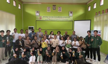 Anggota IMTLI dan EEN bersama warga dan lurah Kelurahan Sungai Ulin dalam kegiatan pengenalan Eco Enzym