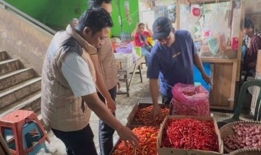 Sidak Pasar Antasari, Anggota Satgas Pangan Ditreskrimsus Polda Kalsel Pantau Harga Sembako