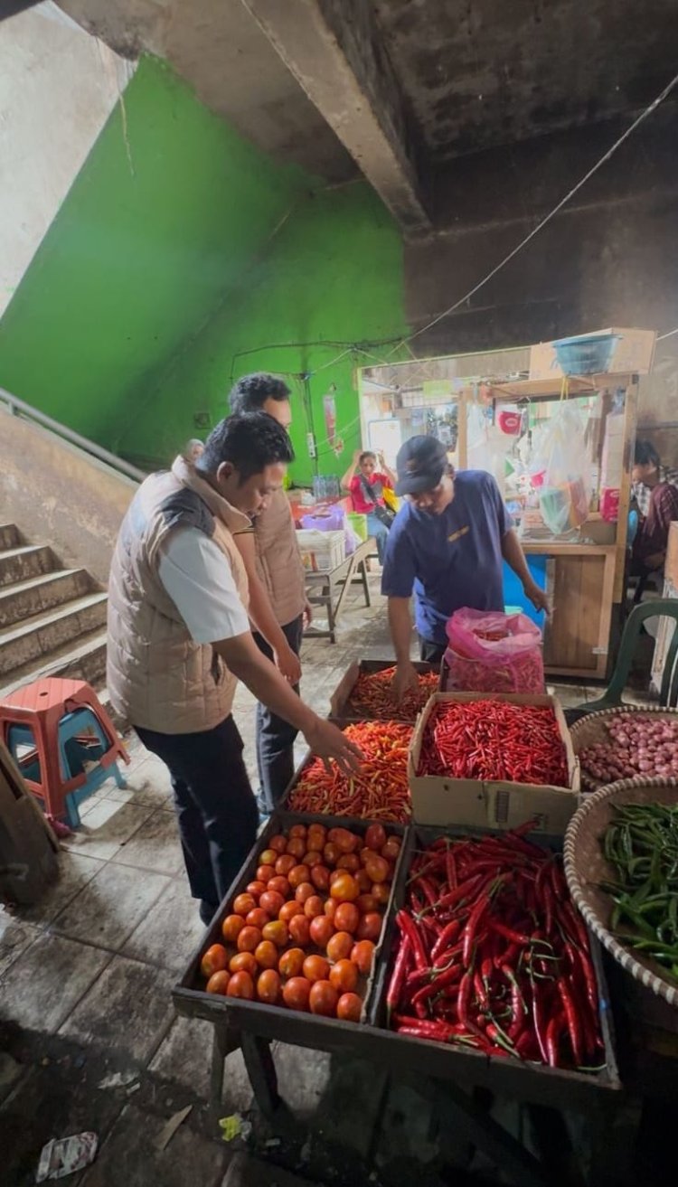 Sidak Pasar Antasari, Anggota Satgas Pangan Ditreskrimsus Polda Kalsel Pantau Harga Sembako
