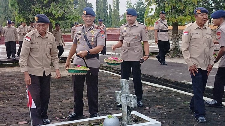 Penuh Khidmat, Brimob Polda Kalsel Gelar Ziarah dan Tabur Bunga Peringati HUT ke-80