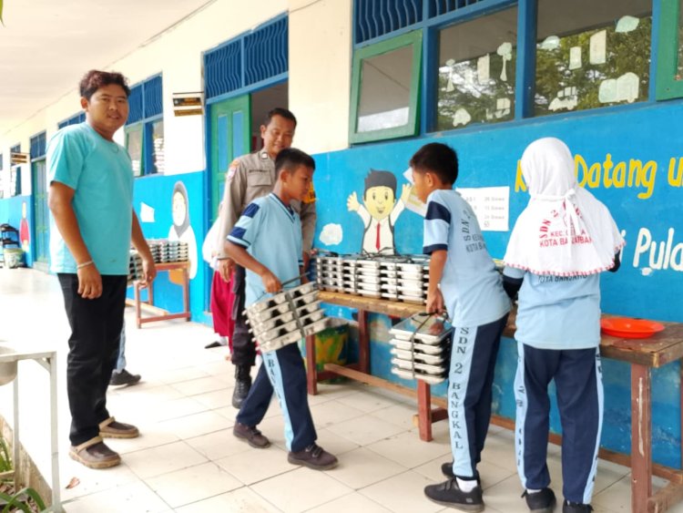 Polsek Cempaka Pantau Pembagian Makanan Bergizi di Sekolah Dasar Bentuk Dukungan Program Pemerintah