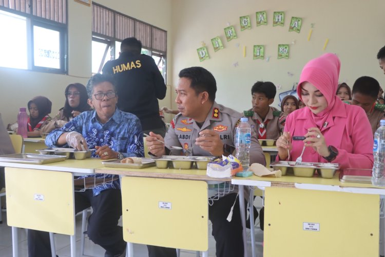 Kapolres Balangan Tinjau Program Makanan Bergizi Gratis di SMAN 2 Paringin