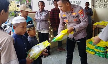 Polsek Cempaka Salurkan 200 Sak Beras untuk Warga dalam Program Jumat Berkah