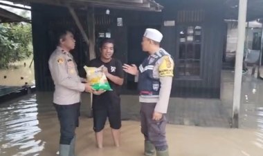 Polsek Cempaka Salurkan Bantuan Beras kepada Warga Terdampak Banjir Wilayah Cempaka