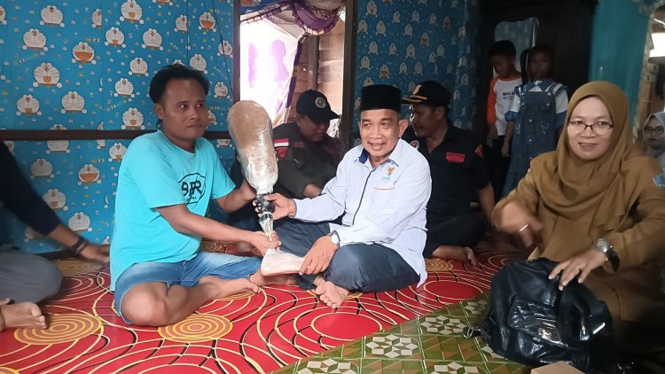 BAZNAS Kabupaten Banjar Didampingi Ketua Umum GEPPAK Serahkan Kaki Palsu Untuk Muhammad Arsyad