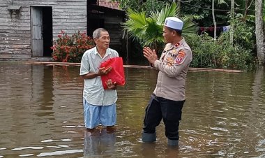 Bagikan Sembako Untuk Warga Terdampak Banjir, Kapolsek Cempaka: Kegiatan Ini Bentuk Kepedulian Terhadap Masyarakat