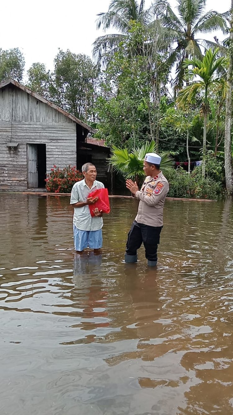 Bagikan Sembako Untuk Warga Terdampak Banjir, Kapolsek Cempaka: Kegiatan Ini Bentuk Kepedulian Terhadap Masyarakat