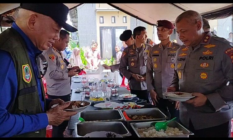 Polda Kalsel Kerahkan Dapur Lapangan dan Water Treatment untuk Warga Terdampak Banjir di Martapura Barat