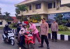 Terkejut Dikira Razia, Anggota Polres Banjarbaru Bagi Takjil di Jalan A Yani