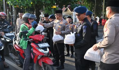 Tebar Kepedulian Ramadhan, Polda Kalsel Gandeng Mahasiswa Berbagi 1.000 Takjil untuk Pengguna Jalan Raya