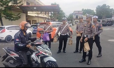 Pererat Hubungan Masyarakat Dan Polri Satlantas Polres Banjarbaru berbagi Takjil