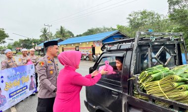 Polsek Simpang Empat Bersama Bhayangkari Bagikan Takjil untuk Masyarakat di Bulan Ramadan
