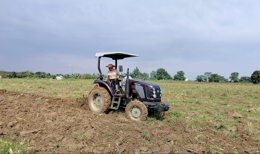 Polsek Banjarbaru Utara Bersama Kelompok Tani Olah Lahan 10 Hektare Siap Tanam Jagung Pipil