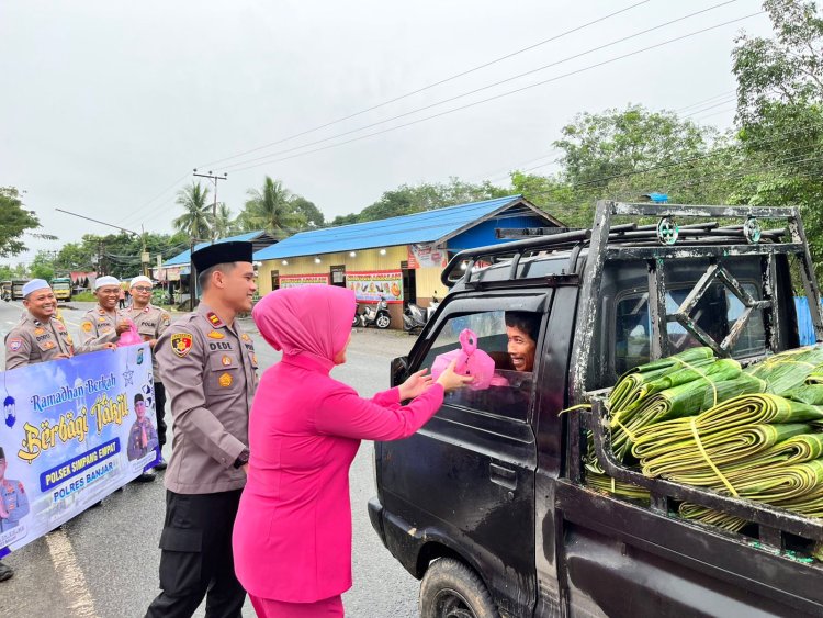 Polsek Simpang Empat Bersama Bhayangkari Bagikan Takjil untuk Masyarakat di Bulan Ramadan