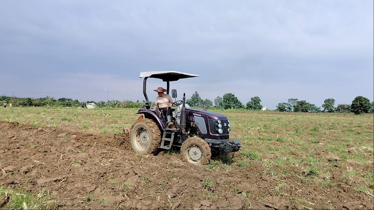 Polsek Banjarbaru Utara Bersama Kelompok Tani Olah Lahan 10 Hektare Siap Tanam Jagung Pipil