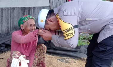 Bhabinkamtibmas Kampung Baru Salurkan Bantuan Sembako, Perkuat Kedekatan Polri dengan Warga