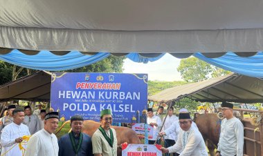 Jalin Silaturahmi di Hari Raya, Polda Kalsel Serahkan Hewan Kurban ke Badko HMI Kalsel