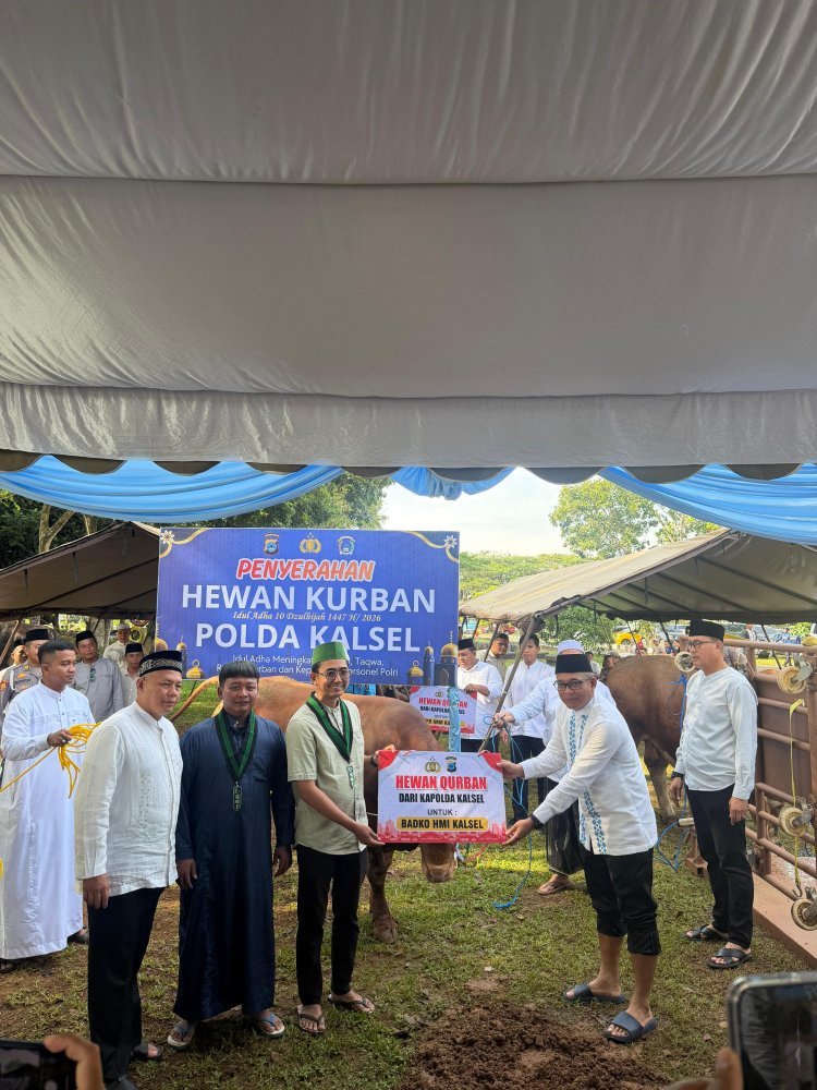 Jalin Silaturahmi di Hari Raya, Polda Kalsel Serahkan Hewan Kurban ke Badko HMI Kalsel